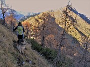 56 In ripida discesa con attenzione dalla vetta del Pizzo Badile  (2044 m) con vista sul Monte Secco  (2293 m) 